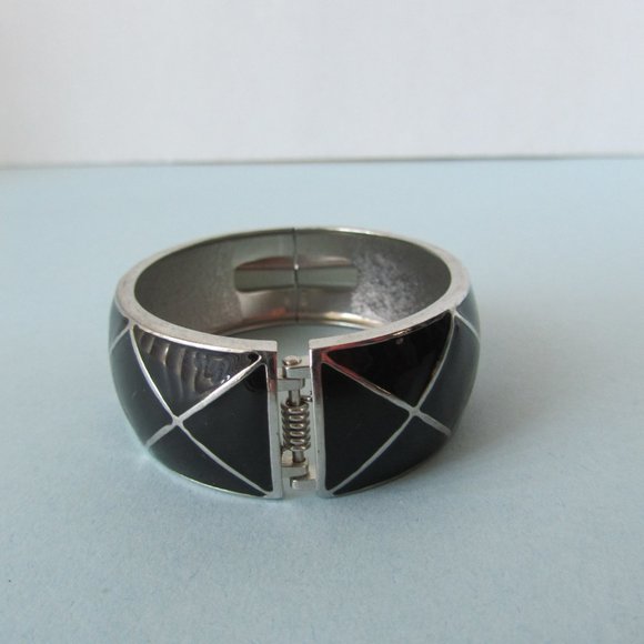 Vintage Black Enamel Silver Tone Metal Hinged Oval Bangle Jewelry Bracelet - Picture 3 of 8